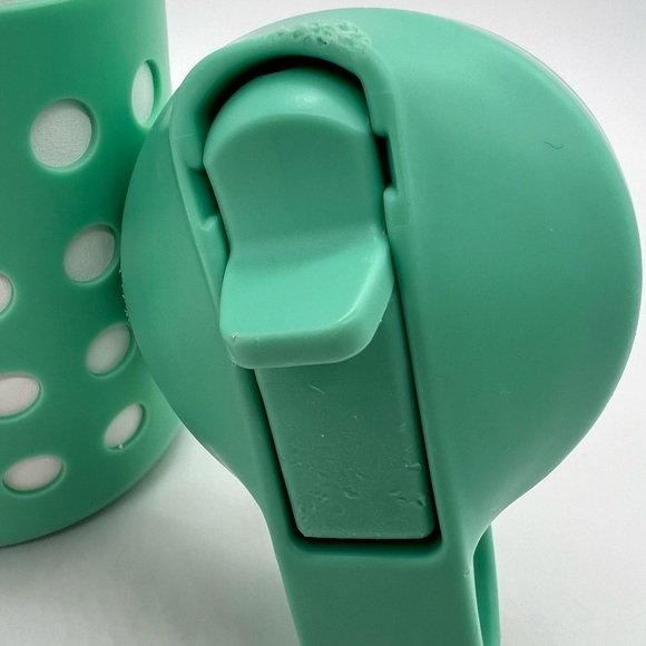 HYDRO FLASK  WHITE AND SEAFOAM GREEN 20 OUNCE INSULATED WATER BOTTLE - Picture 6 of 14